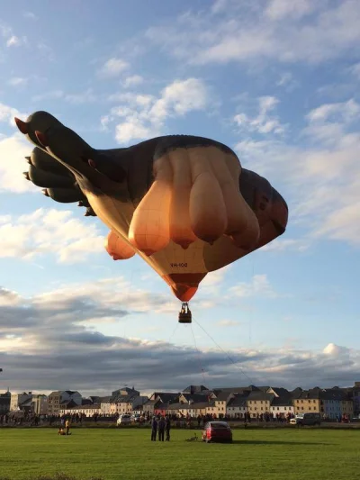 bachus - Ciekawy balon pojawił się dzisiaj w Galway (Irlandia)

#irlandia #galway