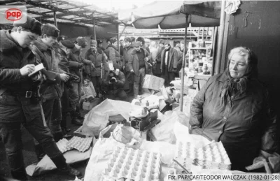 wwaws - 28 stycznia 1982 roku na bazarze Różyckiego organy Milicji Obywatelskiej i Pa...