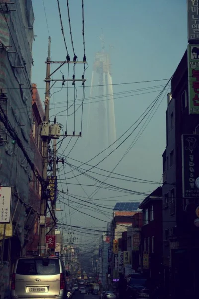 A.....n - Zdjęcie z poziomu ulicy na Lotte World Tower w Seulu https://www.reddit.com...