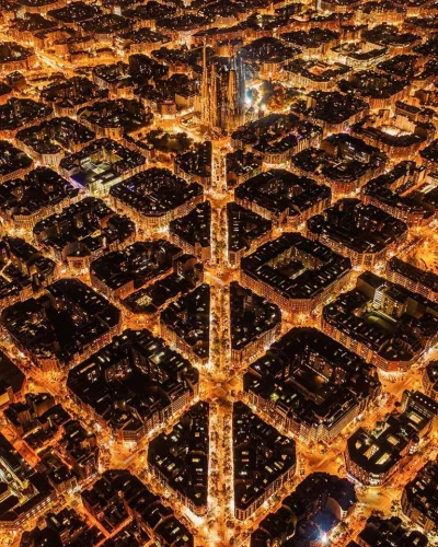 Vndone - Barcelona nocą widziana z pokładu drona.
fot. Will Cheyney
#cityporn #foto...