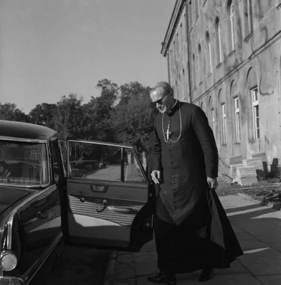 p.....k - Papież wsiada do czarnej wołgi.
#dzienpapiezapolaka #dzienpapieski #oldtim...