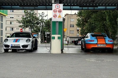 picio00 - @Dziekan5: Jezdziłem dwoma 911, gulfem i martini, panamera 4s, chwile macan...