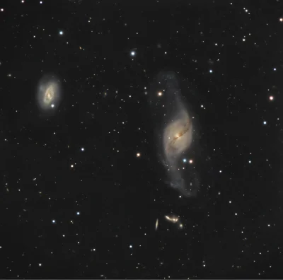 d.....4 - NGC 3718 (bliżej środka) i NGC 3729 (lewy górny róg) oraz grupa Hicksona 56...