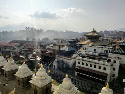 kotbehemoth - Hinduistyczna świątynia Pashupatinath w Kathmandu. W dole nad rzeką sta...