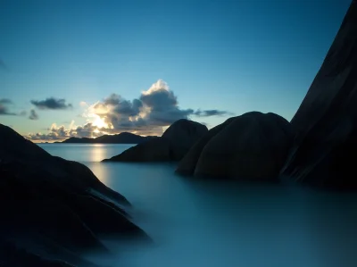 Katzenpanik - #earthporn
 La Digue, Seychelles

 Huge granite rocks rise above the w...