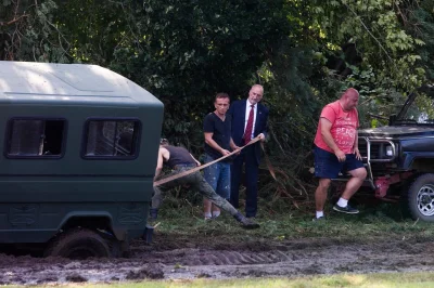 Klofta - Przyjechały pisowskie gamonie żeby pomoc a sami potrzebowali pomocy. 

Zwróć...