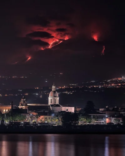 t.....m - Catania, Etna nocą. Wylew lawy.

Zródło: Catania Fotoreporter
#fotografi...