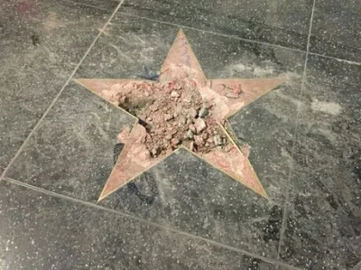 Fr33man45 - Gwiazda Donalda Trumpa w Hollywoodzkiej Alei Sław została zniszczona prze...