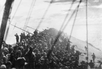 OBAFGKM - Załoga tonącego, japońskiego lotniskowca Zuikaku salutuje fladze Cesarstwa ...