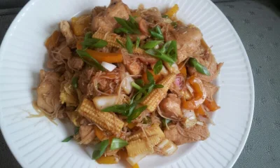 elsaha - Omnomnomnom własnej roboty chińczyk, chow mein z kurczakiem ;)
#gotujzwykope...