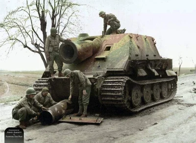 wfyokyga - Żołnierze amerykańscy badają opuszczonego Sturmtiger, Niemcy 1945 koloryzo...