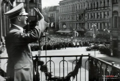 mroz3 - >lipiec 1938 , Adolf Hitler stojący na balkonie hotelu "Monopol" podczas obch...