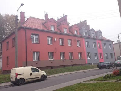 L.....o - normalny widok na polskich osiedlach

#heheszki #budownictwo #architektura ...