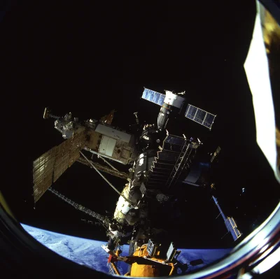 d.....4 - Rosyjska stacja kosmiczna Mir sfotografowana z zadokowanego do niej wahadło...