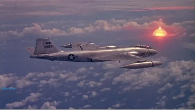 adidanziger - #historia #armia #atom 
12 lipiec 1958. Bombowiec B-57 Canberra nad At...