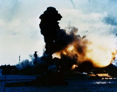 mokry - Na zdjęciu: Eksplozja magazynu amunicyjnego na USS Arizona
Dziś 75. rocznica...