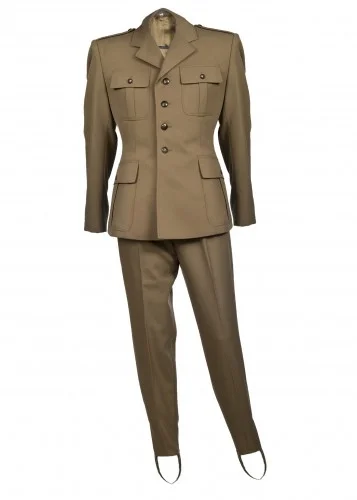 sowiq - @Dabmalt: Taki mundur bez oznaczeń i wszywek to zwykła marynarka ze spodniami...