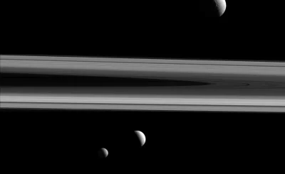 Elthiryel - Trzy księżyce Saturna na jednym zdjęciu. Nad pierścieniami widoczna jest ...