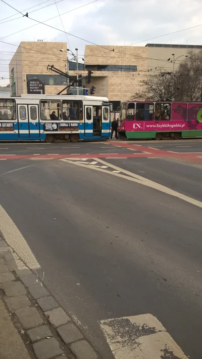 Szab - Tramwaje na Arkadach stoją. Dwa tramwaje wjechały na jeden tor xD

#wroclaw