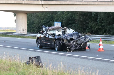 anon-anon - Gość wbił się pod ciężarówkę Modelem 3 na holenderskiej autostradzie. Cie...