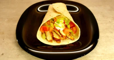 dziczku - #gotujzwykopem

Tortilla z kurczakiem, czyli po staropolsku "wrap" ;)