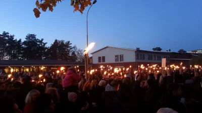 qlt82 - Dziś w Trollhattanie odbył się marsz solidarności z rodzinami ofiar ataku w s...