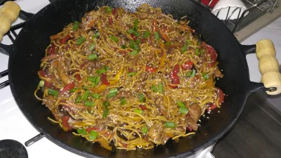 Keep_Calm - CHOW MEIN Z KURCZAKIEM 

Chow mein to danie typu stir fry w której techni...