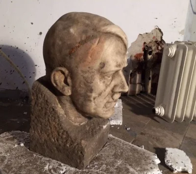 RMF24 - Marmurową głowę Adolfa Hitlera znaleziono podczas prac konserwatorskich w Muz...