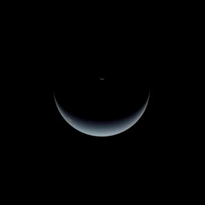 Elthiryel - Zdjęcie Neptuna i Trytona zrobione przez sondę Voyager 2 31 sierpnia 1979...