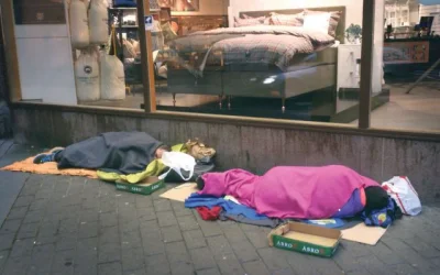 xvovx - Quiz na dzisiaj. Na zdjęciu, obrazującym bezdomnych śpiących przy ulicy w Szt...