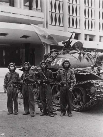 pazn - Północnowietnamscy czołgiści przed Pałacem Prezydenckim w Sajgonie, 1975.
#ci...