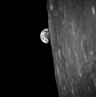 d.....4 - 24 grudnia, tego dnia w roku... 

...1968 Apollo 8 wykonał czarno - białe z...