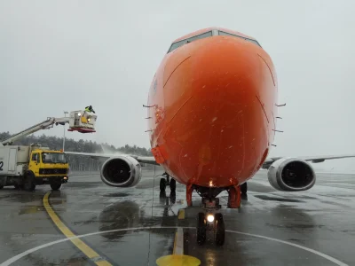 airfield_ops - Przez 5 minut śnieg i lód były usuwane z samolotu przez potężną odladz...