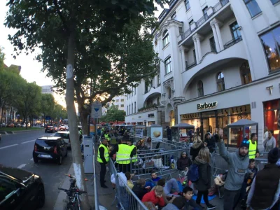 d.....2 - Od wczoraj ludzie koczuja pod sklepami #apple miedzy innymi w Berlinie, bo ...