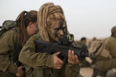 SpecShop - Żołnierz batalionu Caracal z IDF podczas marszu przez pustynię Negew 13 ma...