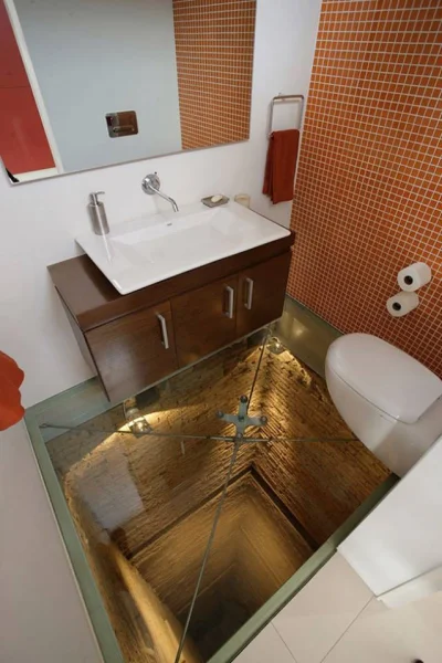 sortris - Toaleta usytuowana na 15 piętrze w starym szybie windowym, dodatkowo z prze...
