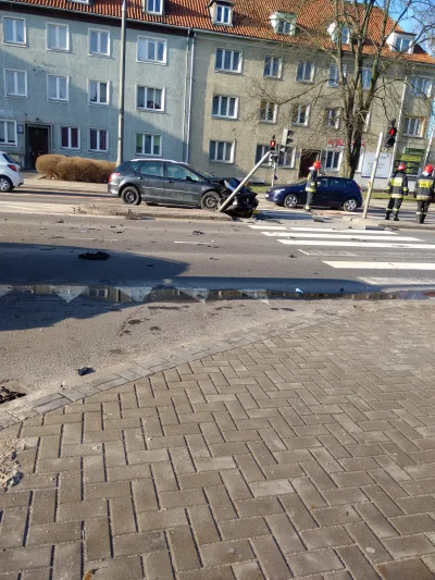 jigsaw96 - Wypadek dziś ok godz 10 w #olsztyn na ul. Limanowskiego. Jedna osoba zabra...