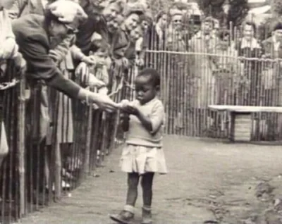 tomyclik - #fotografia #fotohistoria #belgia #50s 
Afrykańska dziewczynka w ludzkim ...