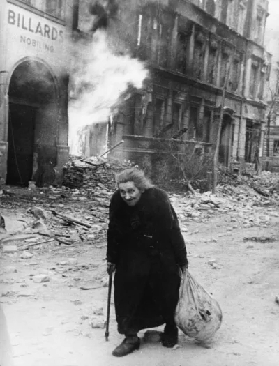 myrmekochoria - Stara kobieta przemierza ulice Berlina, Niemcy 1945 rok. 

#histori...