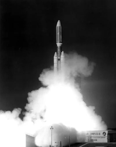 d.....4 - Titan IIIE-Centaur z sondą Voyager 1 na pokładzie startujący z Cape Canaver...