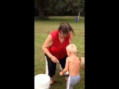 Mesk - Świetny przykład: Babcia robiła Ice Bucket Challange. Piesek nie zrozumiał zab...