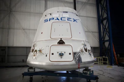 MarekAntoniuszGajusz - SpaceX wrzuciło zdjęcie Dragona czekającego na nadchodzącą mis...