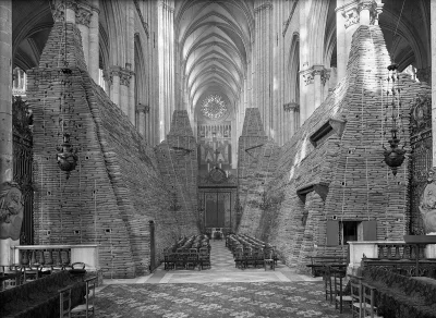 Aerin - Wnętrze katedry w Amiens we Francji podczas II wojny światowej.
#architektur...