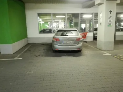 miechoo - #kraków #parking #bonarka
 Pozdrowie nia z Bonarki Mireczki, wiecie co z ni...