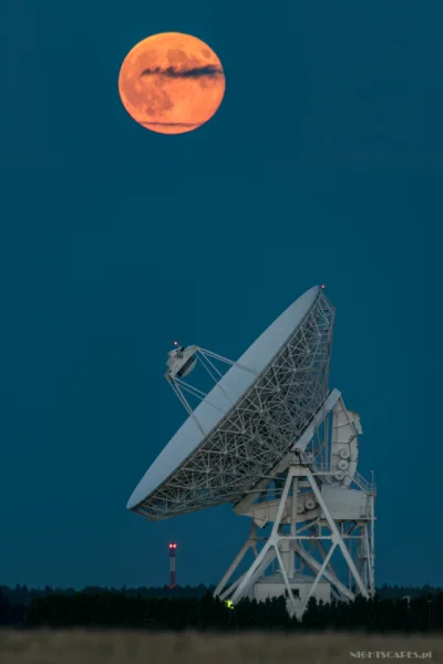 Nightscapes_pl - Wschód pełni Księżyca nad radioteleskopem w podtoruńskich Piwnicach....