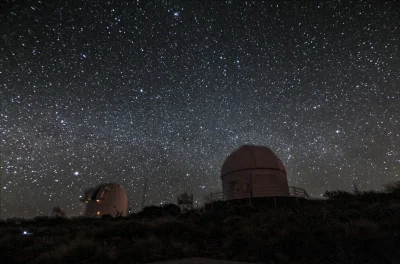 gnuthomson - Niebo nad obserwatoriami Teide, Teneryfa. Obserwatorium z lewej to Optic...