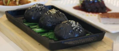 CoolHunters___PL - Nowa moda wśród foodies na czarne jedzeniem z węglem, które pomaga...