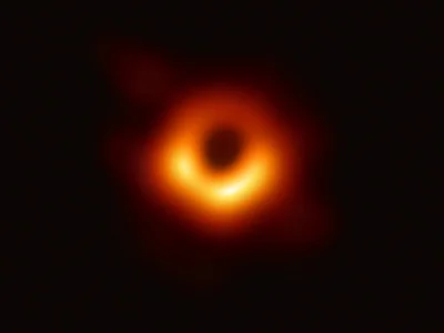 p.....t - Tak sobie czytam o tej czarnej dziurze. O jej rozmiarach mierzonych w setka...
