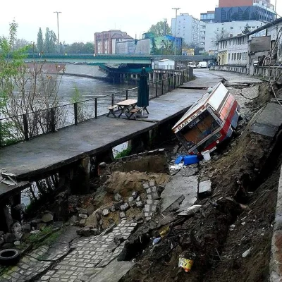 mroz3 - Wrocław: nad ranem zarwało się nabrzeże Odry przy ul. Michalczyka niedaleko m...