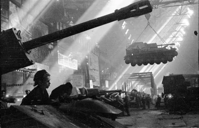pazn - Działa samobieżne SU-76M w trakcie produkcji.
#historia #fotohistoria #ciekaw...